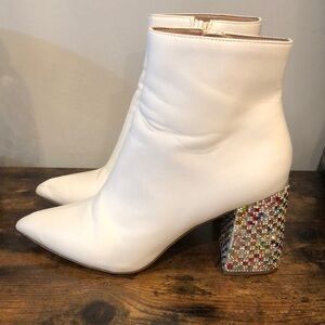 Betsy Johnson Women’s White Pointy Boots with jeweled heels. Size 7.5